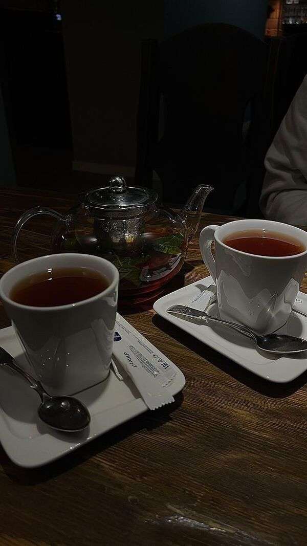 Šálek čaje na stole v klidném domácím prostředí